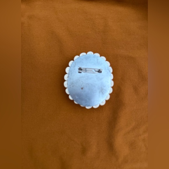 1970/80 oval faux pearlElegant Cream Brooch with victorian Accent boho luxury - Picture 3 of 4